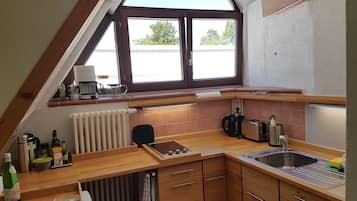 Kühlschrank, Herdplatte, Wasserkocher mit Kaffee-/Teezubehör