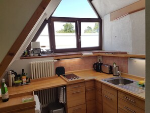 Kühlschrank, Herdplatte, Wasserkocher mit Kaffee-/Teezubehör