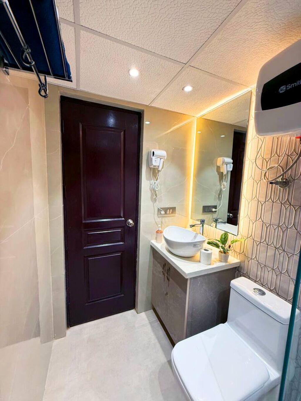 Een douche, een haardroger, handdoeken, zeep