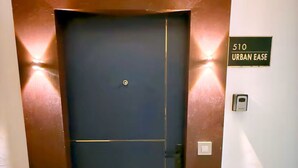 En lukket elevator med et skilt over sig, der siger "510 URBAN EASE".