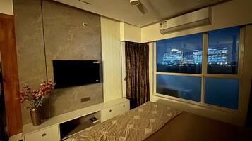 Iron/ironing board, WiFi, bed sheets