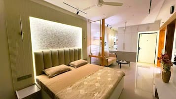 Iron/ironing board, WiFi, bed sheets