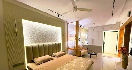 Urban Ease Appt. Near Metro, IT Park & Expo Mar