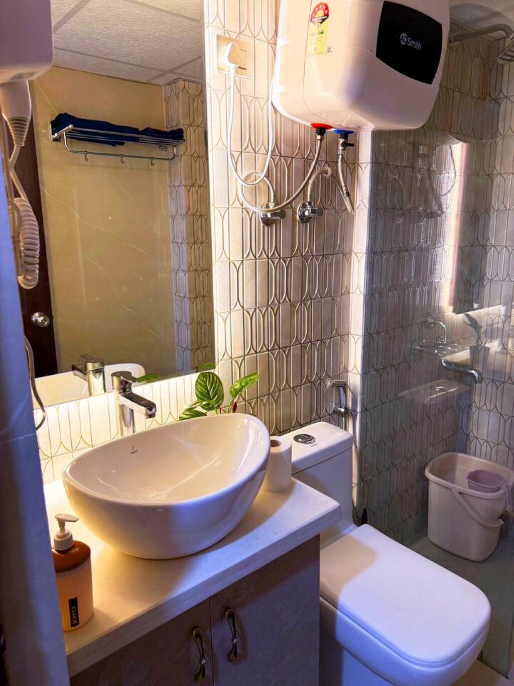 Een douche, een haardroger, handdoeken, zeep