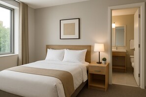 Kahden hengen standard-huone, kaupunkinäköala | Allergiatestatut vuodevaatteet, minibaari, tallelokero huoneessa