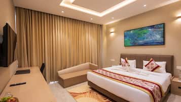 Deluxe Room | Minibar, in-room safe, desk, soundproofing