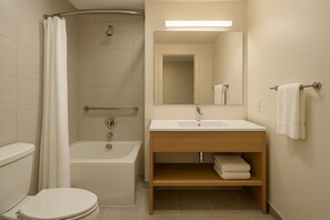 Kahden hengen standard-huone, kaupunkinäköala | Kylpyhuone | Suihku, hiustenkuivaaja, kylpytakit, pyyhkeet