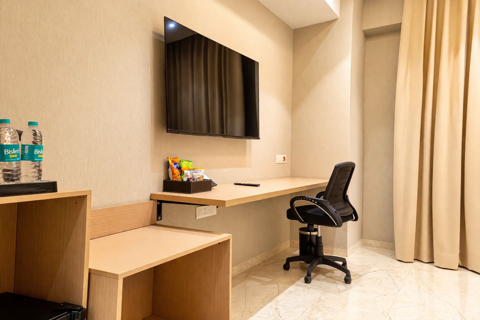 Deluxe Room | Minibar, in-room safe, desk, soundproofing