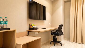 Deluxe Room | Minibar, in-room safe, desk, soundproofing