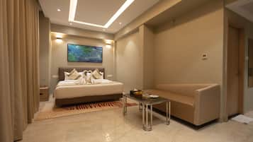 Superior King Room with Pool View | Minibar, in-room safe, desk, soundproofing