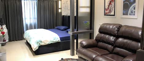 Tabla de planchar con plancha, wifi y ropa de cama
