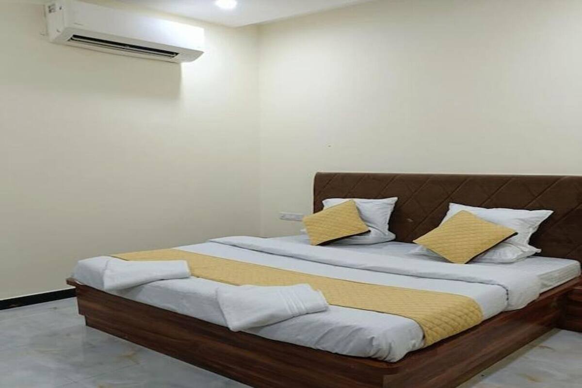 Deluxe Room, City View | Desk, free WiFi