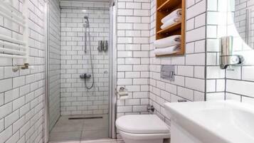 Deluxe Room | Bathroom