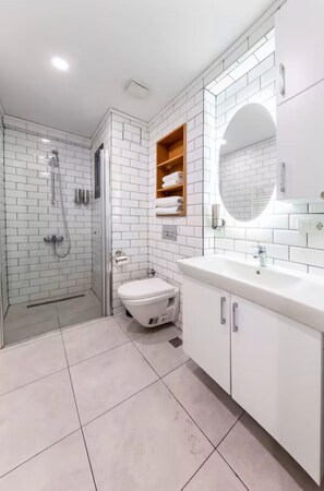 Business-Zimmer | Badezimmer | Kostenlose Toilettenartikel, Haartrockner, Hausschuhe, Handtücher