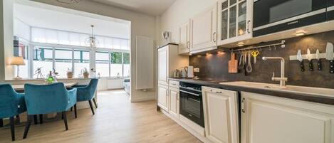 Herdplatte, Wasserkocher mit Kaffee-/Teezubehör