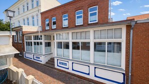 A building with a white facade, multiple windows, and a sign indicating 'Villa Sofia'. - Villa Sofia on Borkum - Stylish vacation apartment in a central location (Borkum)