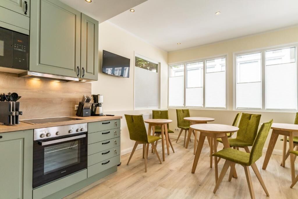 Refrigerador, parrilla de estufa, cafetera y tetera y comedor 