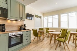 Refrigerador, parrilla de estufa y cafetera y tetera 