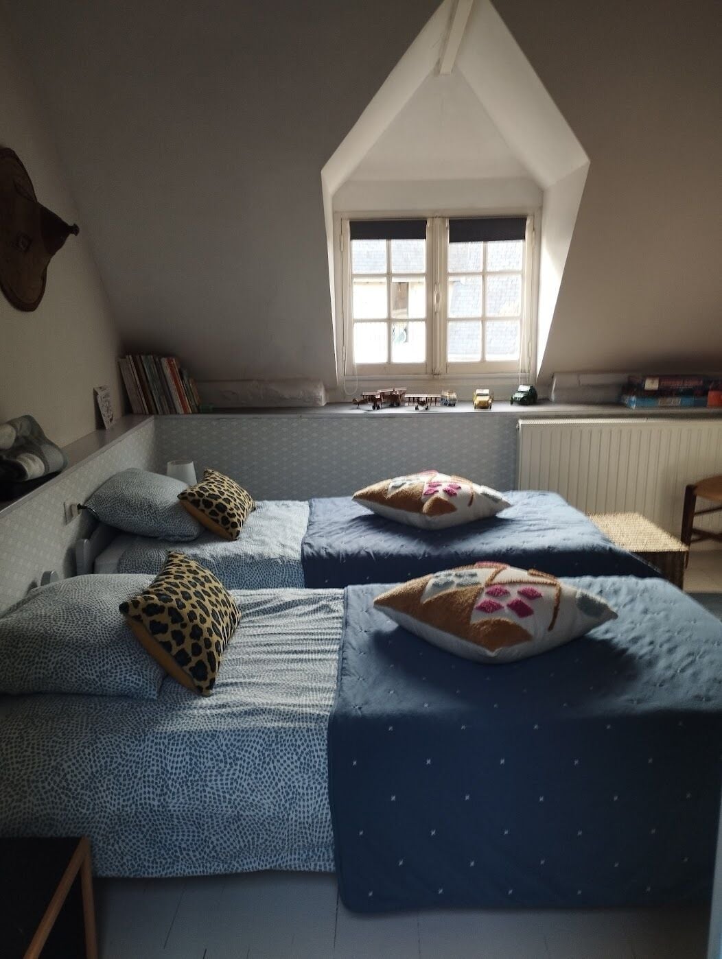 Een strijkplank/strijkijzer, internet, beddengoed