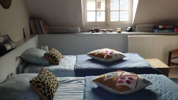 Een strijkplank/strijkijzer, internet, beddengoed