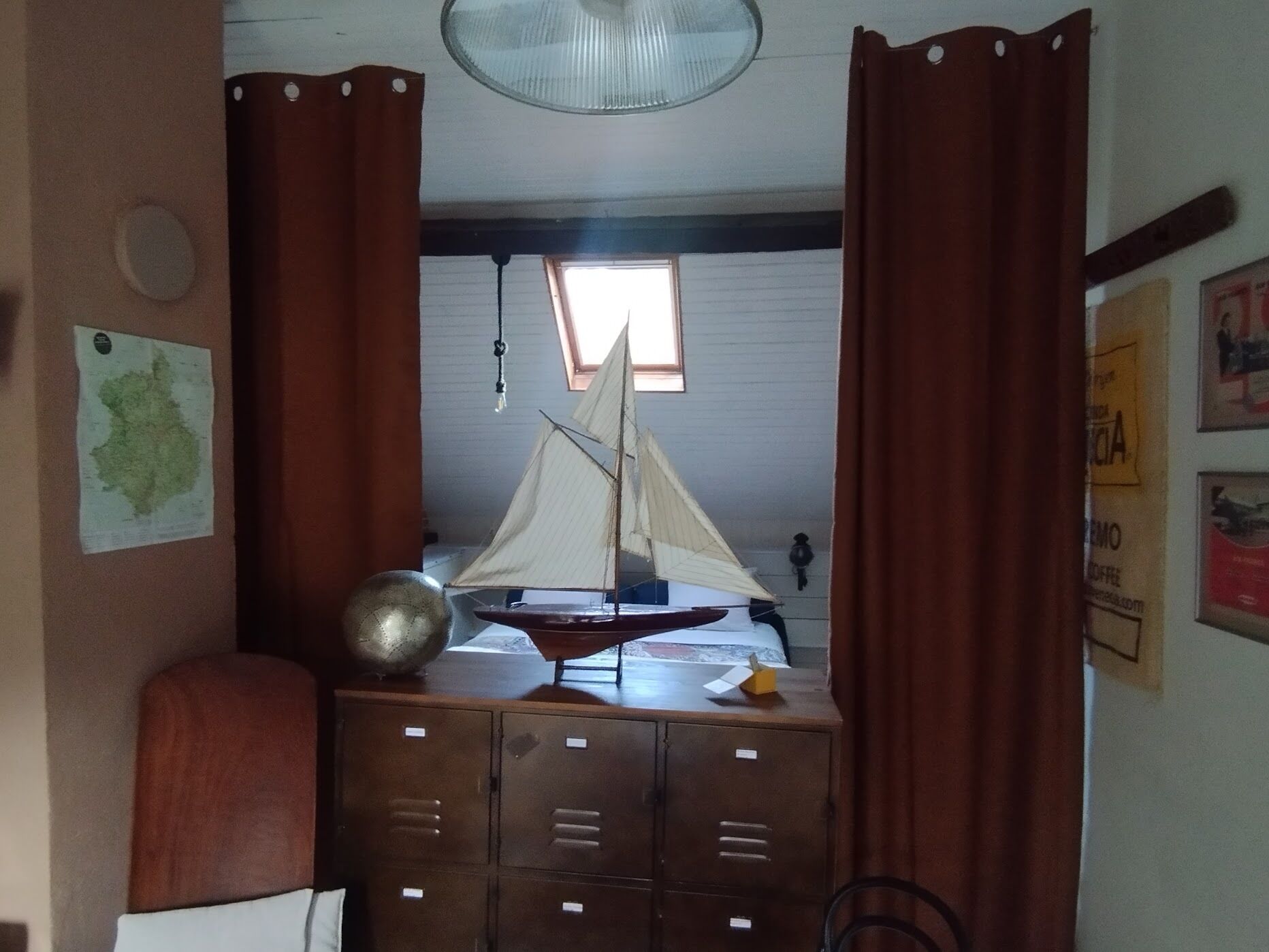 Iron/ironing board, Internet, bed sheets