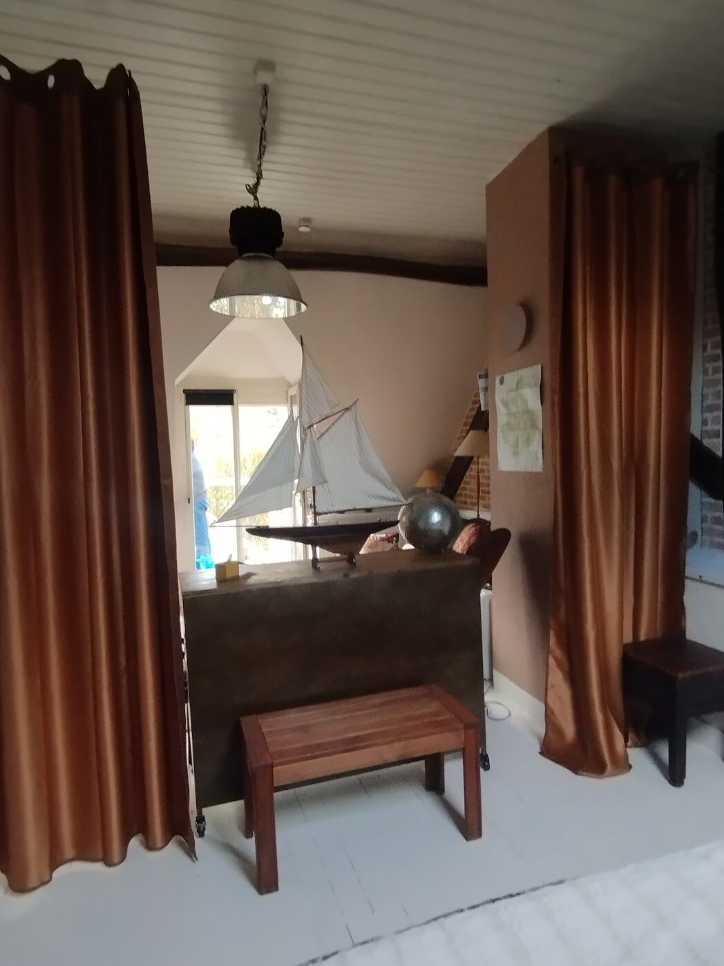 Een strijkplank/strijkijzer, internet, beddengoed