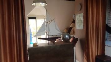 Een strijkplank/strijkijzer, internet, beddengoed