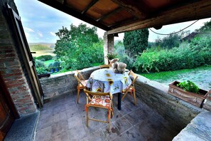 Outdoor dining - Agriturismo Podere Corvaia (radicofani)
