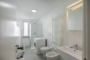 Shower, hair dryer, bidet, towels - Tina Penthouse (Piano di Sorrento)