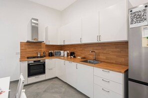 Fridge, microwave, oven, stovetop - Tina Penthouse (Piano di Sorrento)