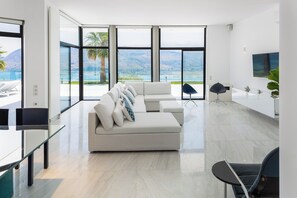 Smart TV, fireplace, ping pong