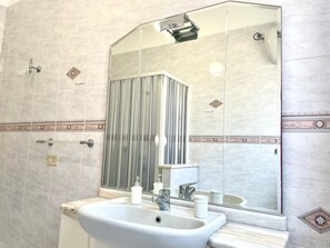 Hair dryer, bidet, towels, soap - Cefalù Pirandello House, very spacious facility, close to the sea and the center (Cefalù)
