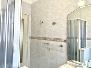 Een haardroger, een bidet, handdoeken, zeep