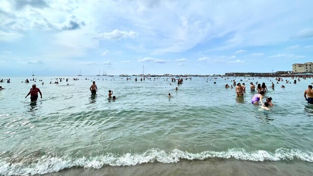 A crowded beach with people swimming and walking in the water. - Cefalù Pirandello House, very spacious facility, close to the sea and the center (Cefalù)