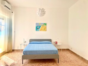 4 bedrooms, desk, travel cot, free WiFi - Cefalù Pirandello House, very spacious facility, close to the sea and the center (Cefalù)