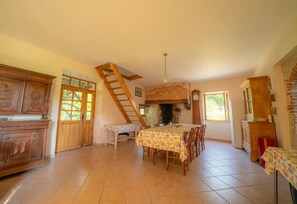 Dining - L'Oustal de la Rivière 4km from Saint-Cirq-Lapopie (Cénevières)