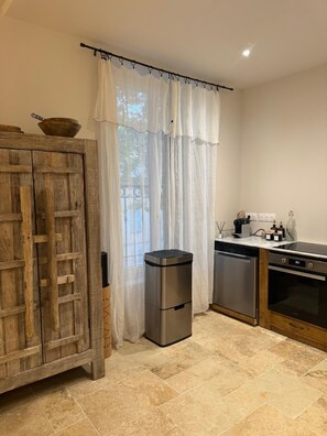 Private kitchen - Bright, elegant apartment ideally located in the heart of downtown. (Lorgues)
