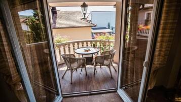 Chambre Deluxe avec lits jumeaux, balcon, vue cour intérieure | Restauration extérieure