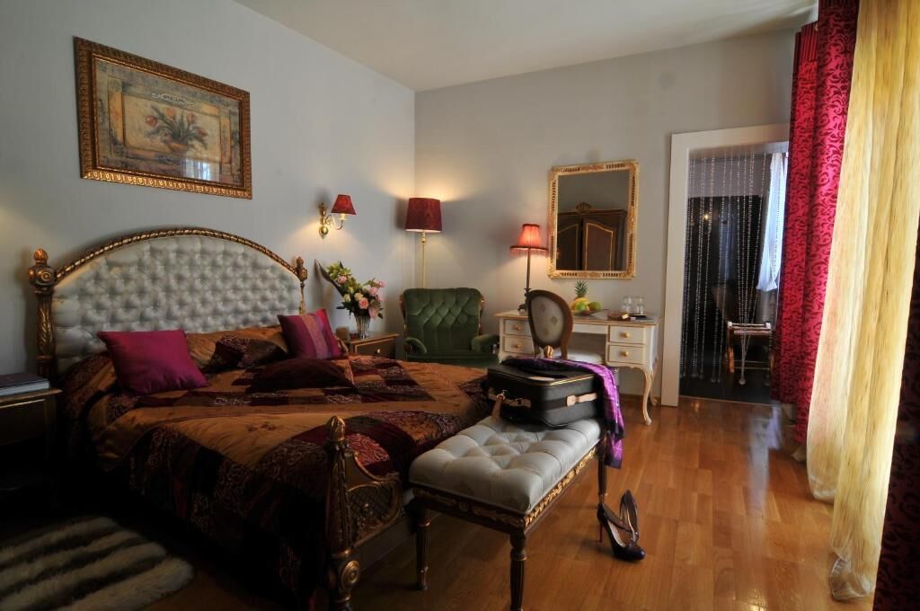 Deluxe Double Room | In-room safe, desk, soundproofing, iron/ironing board