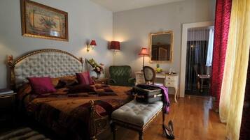 Deluxe Double Room | In-room safe, desk, soundproofing, iron/ironing board