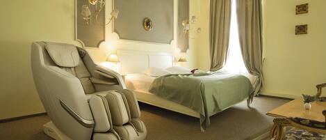 Kahden hengen deluxe-huone | Tallelokero huoneessa, työpöytä, äänieristys, silitysrauta/-lauta