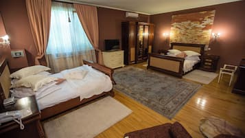 Tomannsrom – deluxe, balkong, bakgårdsutsikt | Safe på rommet, skrivebord, lydisolert og strykejern/-brett