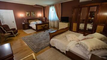 Deluxe Twin Room, Balcony, Courtyard View | In-room safe, desk, soundproofing, iron/ironing board