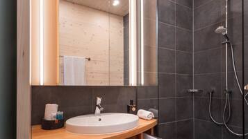 Dusche, Haartrockner, HandtĂŒcher, Seife