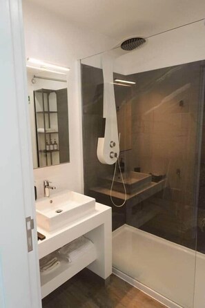 Shower, hair dryer, towels, soap - Waterfront at Madeira Home Cliff Residence (Gaula)