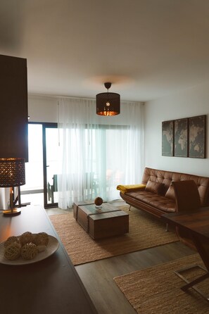 Smart TV - Waterfront at Madeira Home Cliff Residence (Gaula)