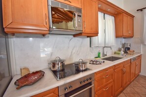 Fridge, microwave, oven, stovetop - Villa Pasiphae (Corfu)