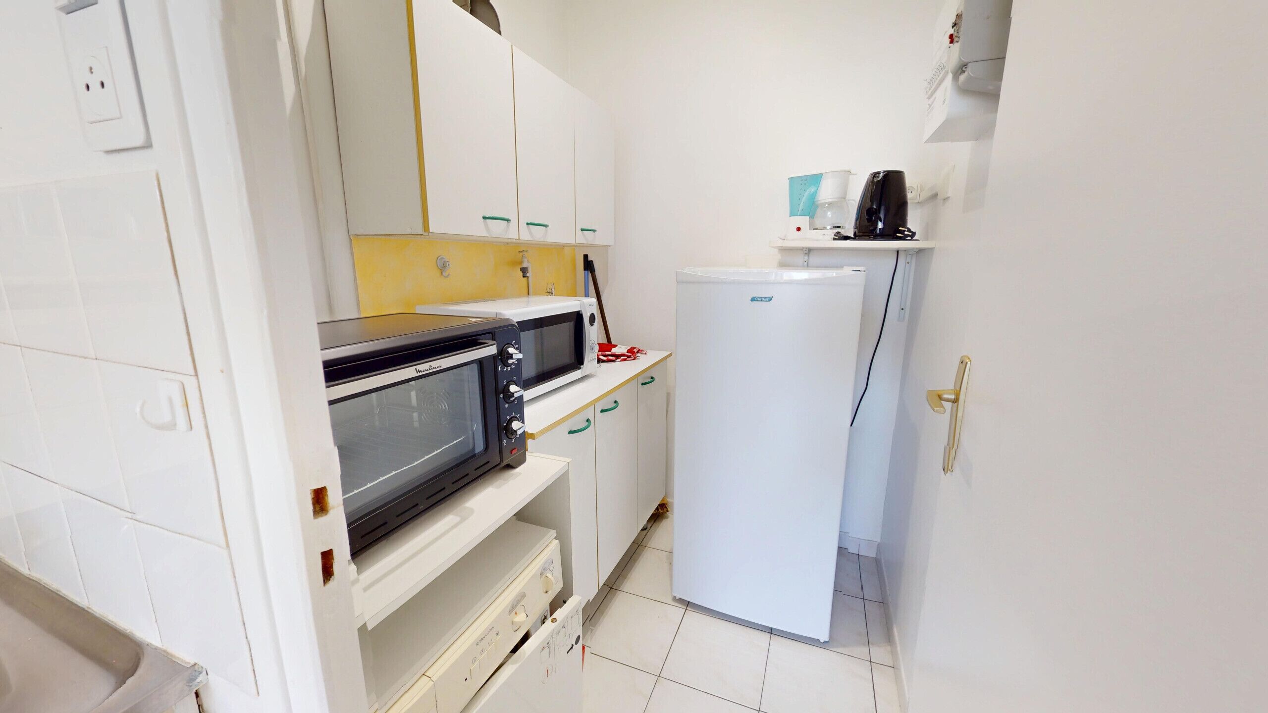 Réfrigérateur, micro-ondes, four, cafetière/bouilloire