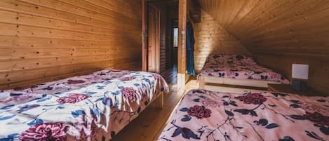 Casa | 3 habitaciones, muebles diferentes y tabla de planchar con plancha