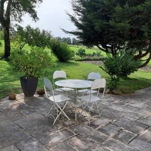 Outdoor dining - COUNTRY GITE (Morlhon-le-Haut)